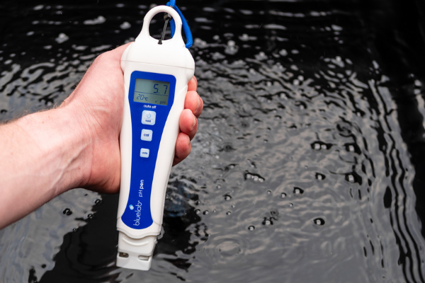 The Bluelab pH Pen measuring pH in a reservoir 
